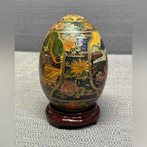 Satsuma Style Decorated Ceramic Egg on Pedestal - Picture 2 of 5